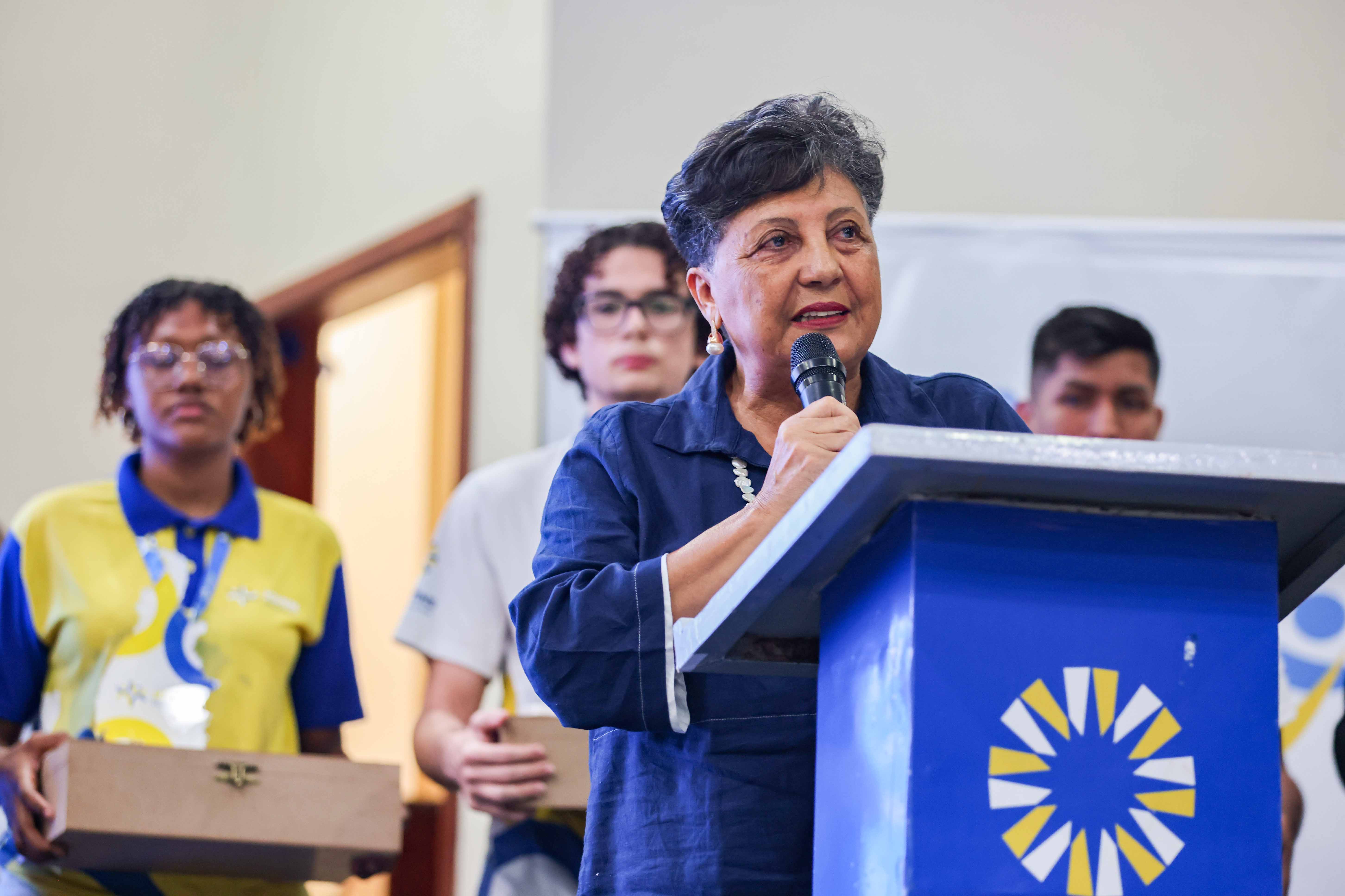 Raquel Barbosa, presidente conselheira da Renapsi, discursando. 