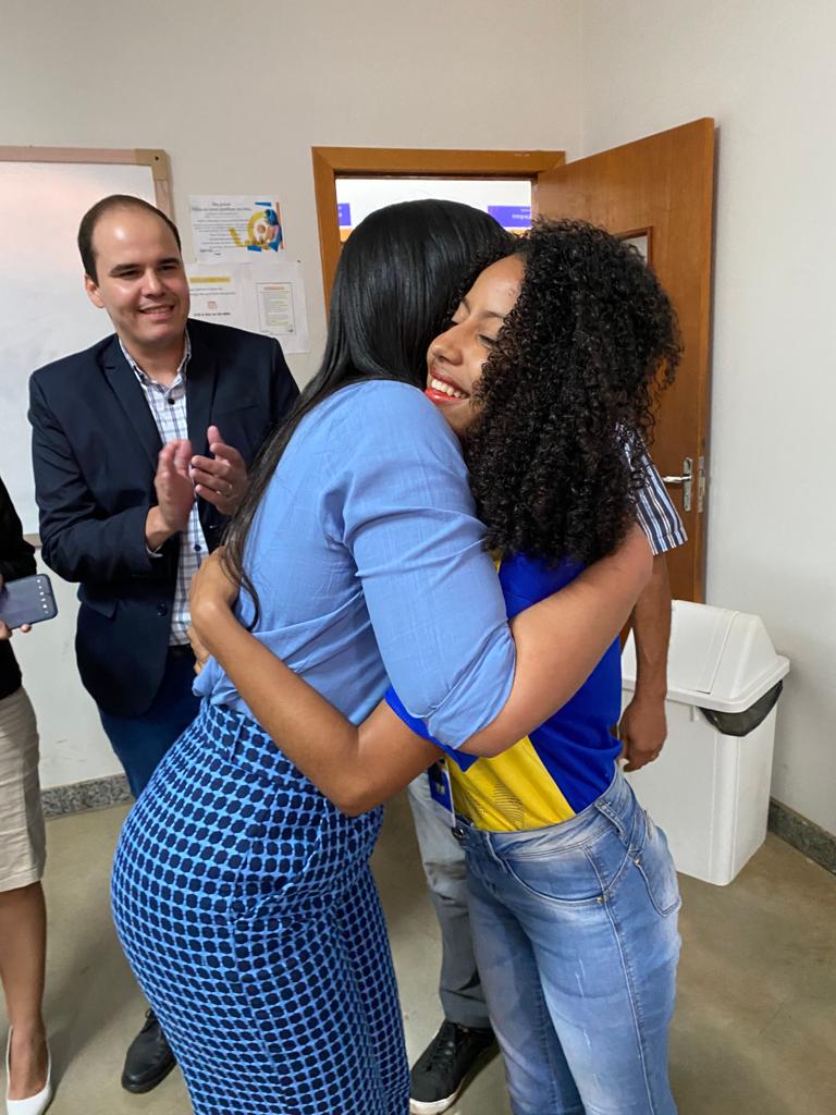Primeira Damana Karynne Sotero recebe o carinho da jovem Ana Clara o Programa Jovem Trabalhador