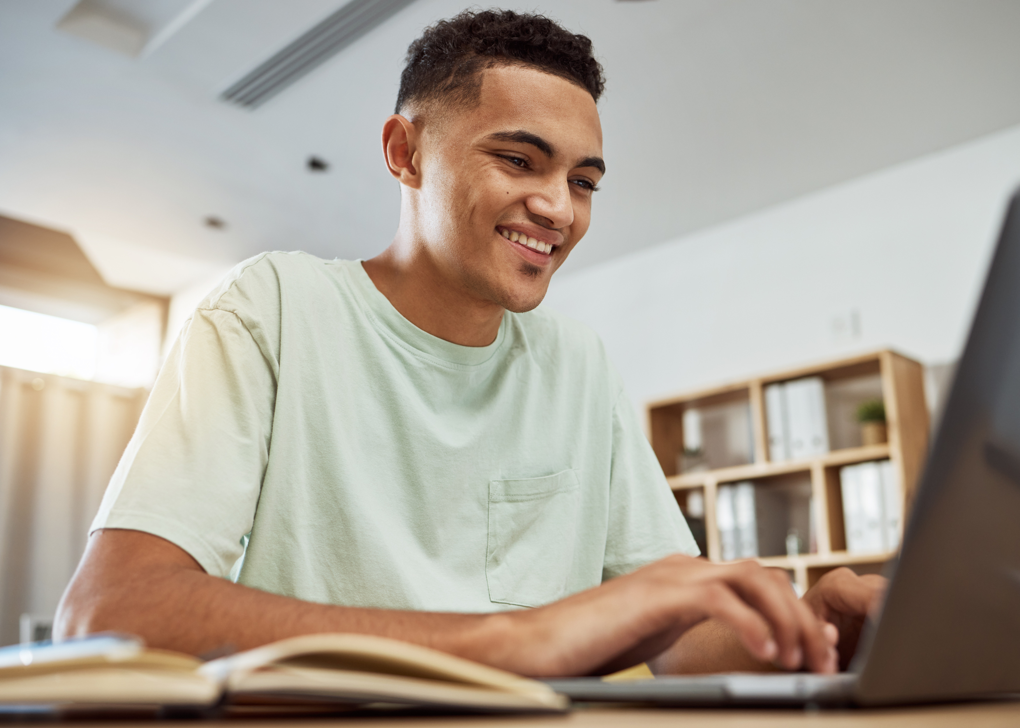 jovem estudante procurando uma vaga no programa de aprendizagem de Três Marias.