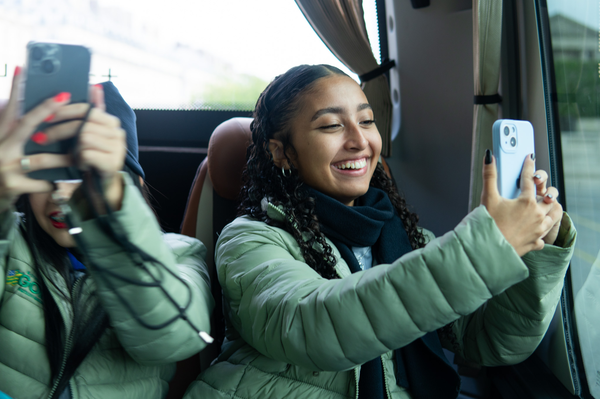 Jovens aprendizes de Goiás registram momentos com seus celulares durante a viagem de intercâmbio na França, como parte do Programa Aprendiz do Futuro, em parceria com a Demà Jovem by Renapsi.