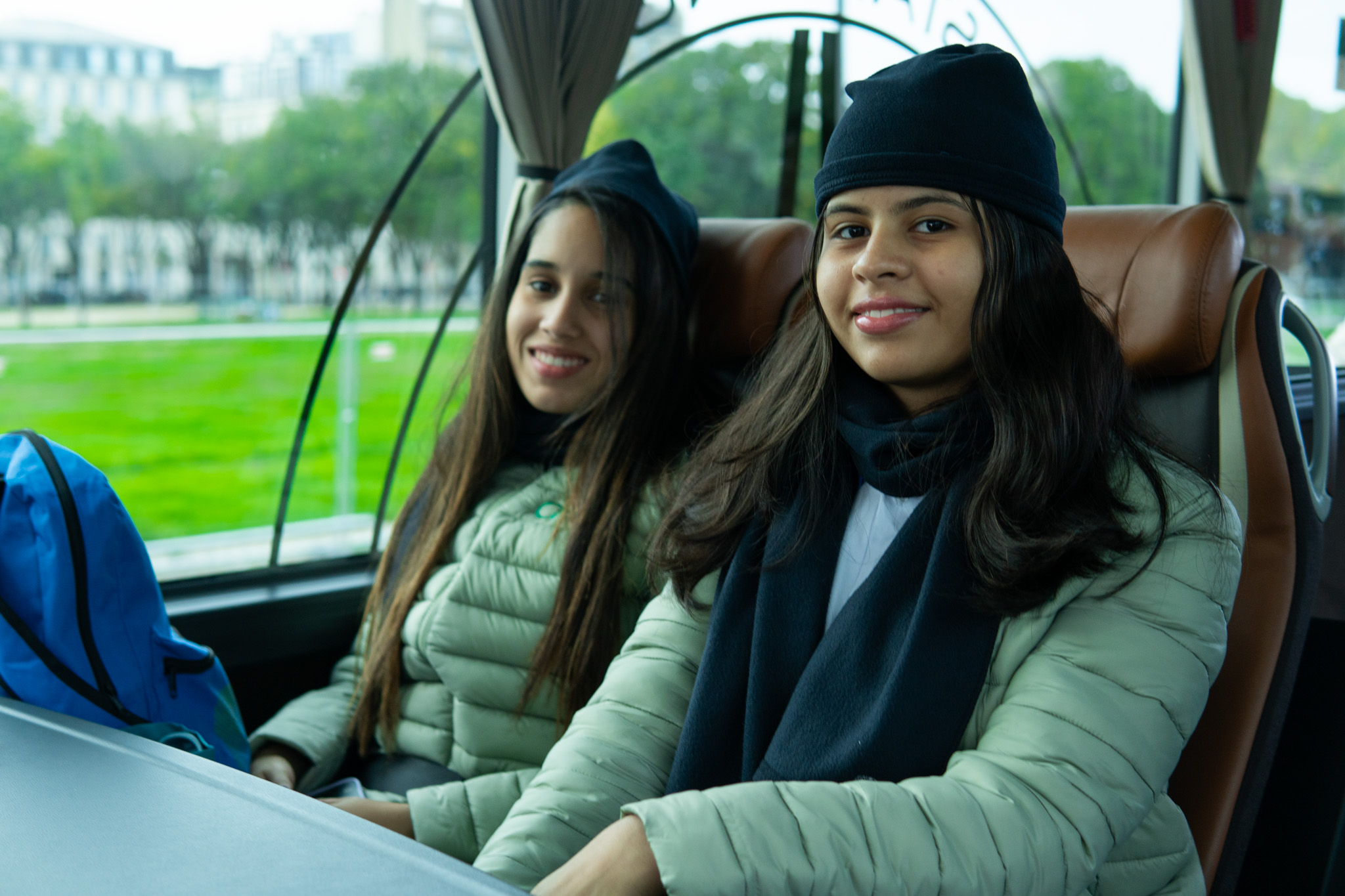 Duas jovens aprendizes de Goiás em um ônibus, aproveitando o intercâmbio cultural na França