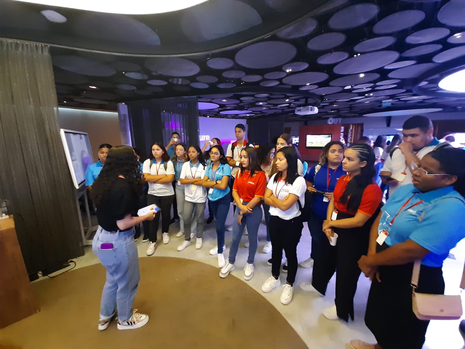 Apresentação no Innovation Center da Accenture Brasil, onde jovens aprendizes do Recife conhecem iniciativas inovadoras e recebem insights sobre o mercado de trabalho digital e tecnológico, inspirando-se para o futuro profissional.