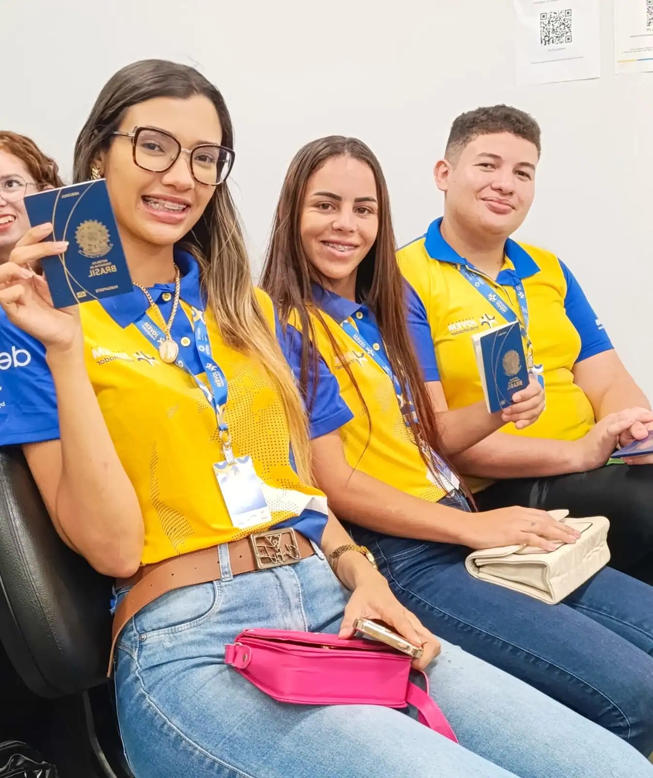 jovens do programa Joven Trabalhador com passaporte em mãos